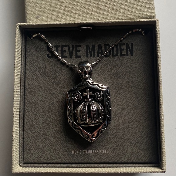 Stainless steel necklace with crown pendant - Picture 2 of 2